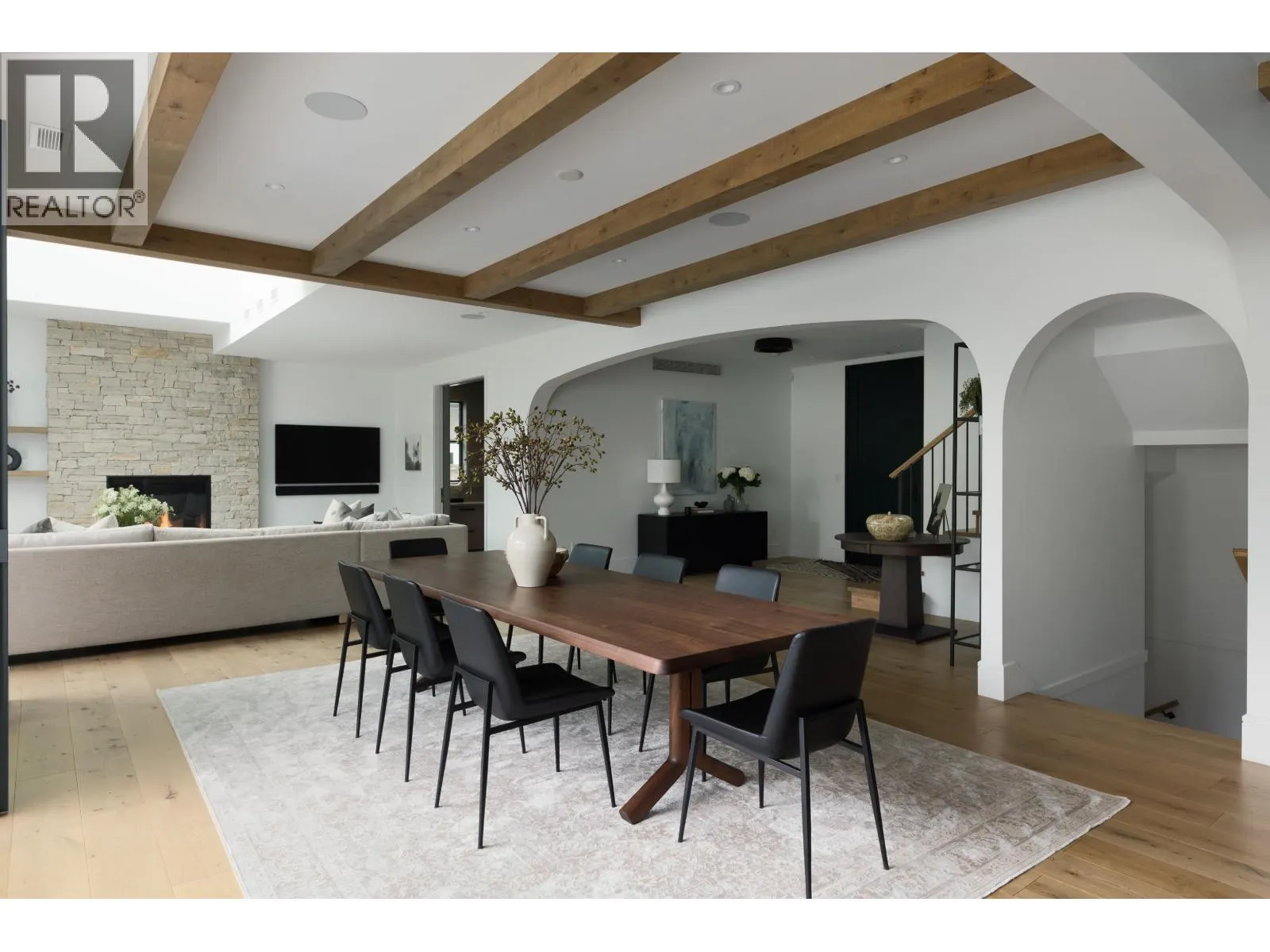 2902 CRESCENTVIEW DRIVE