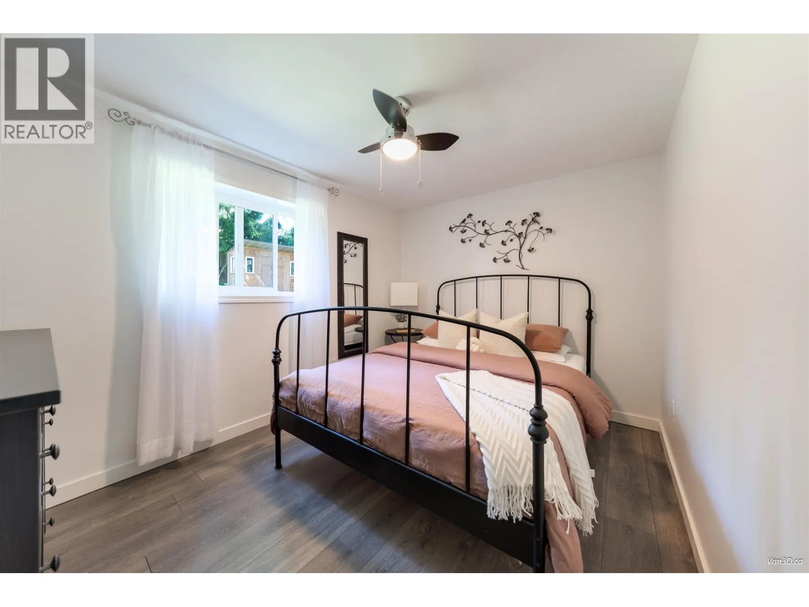 949 HARTFORD PLACE