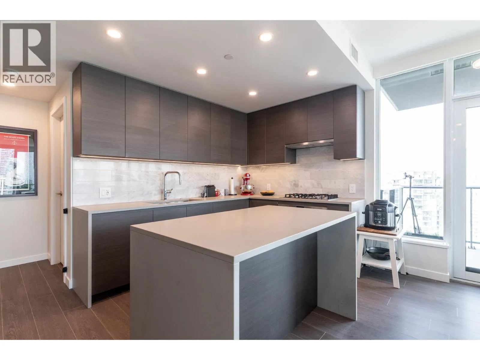 2707 4168 LOUGHEED HIGHWAY