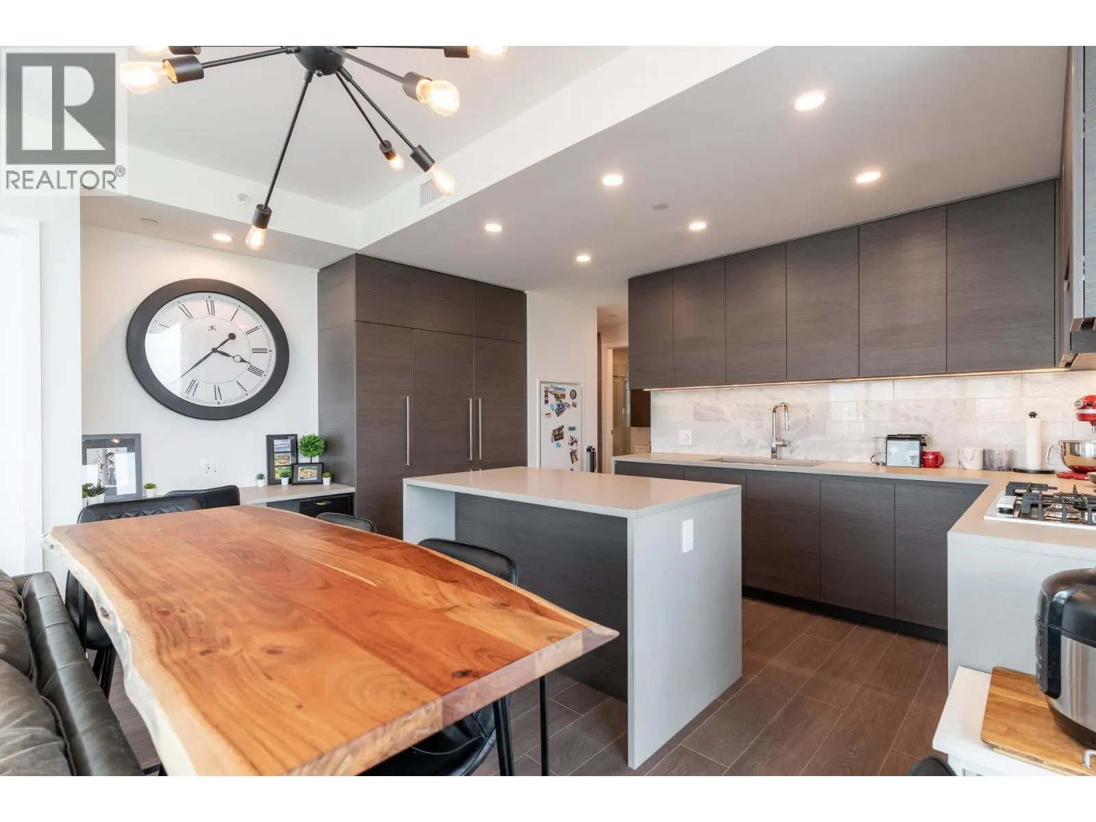 2707 4168 LOUGHEED HIGHWAY