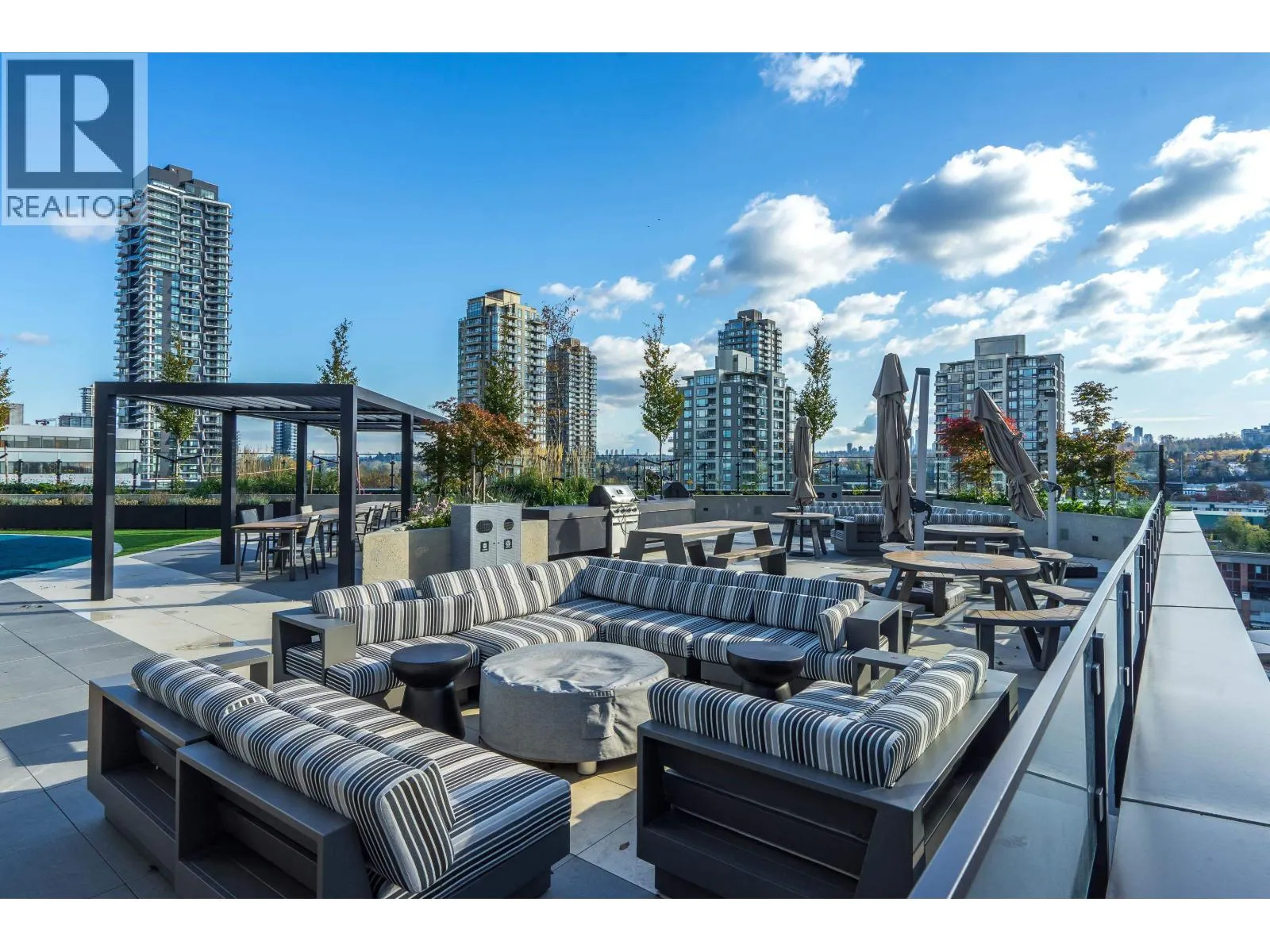 2707 4168 LOUGHEED HIGHWAY