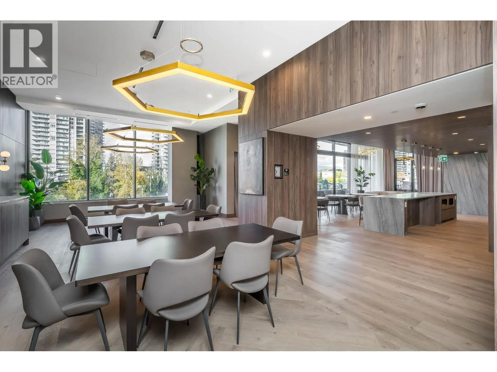 2707 4168 LOUGHEED HIGHWAY