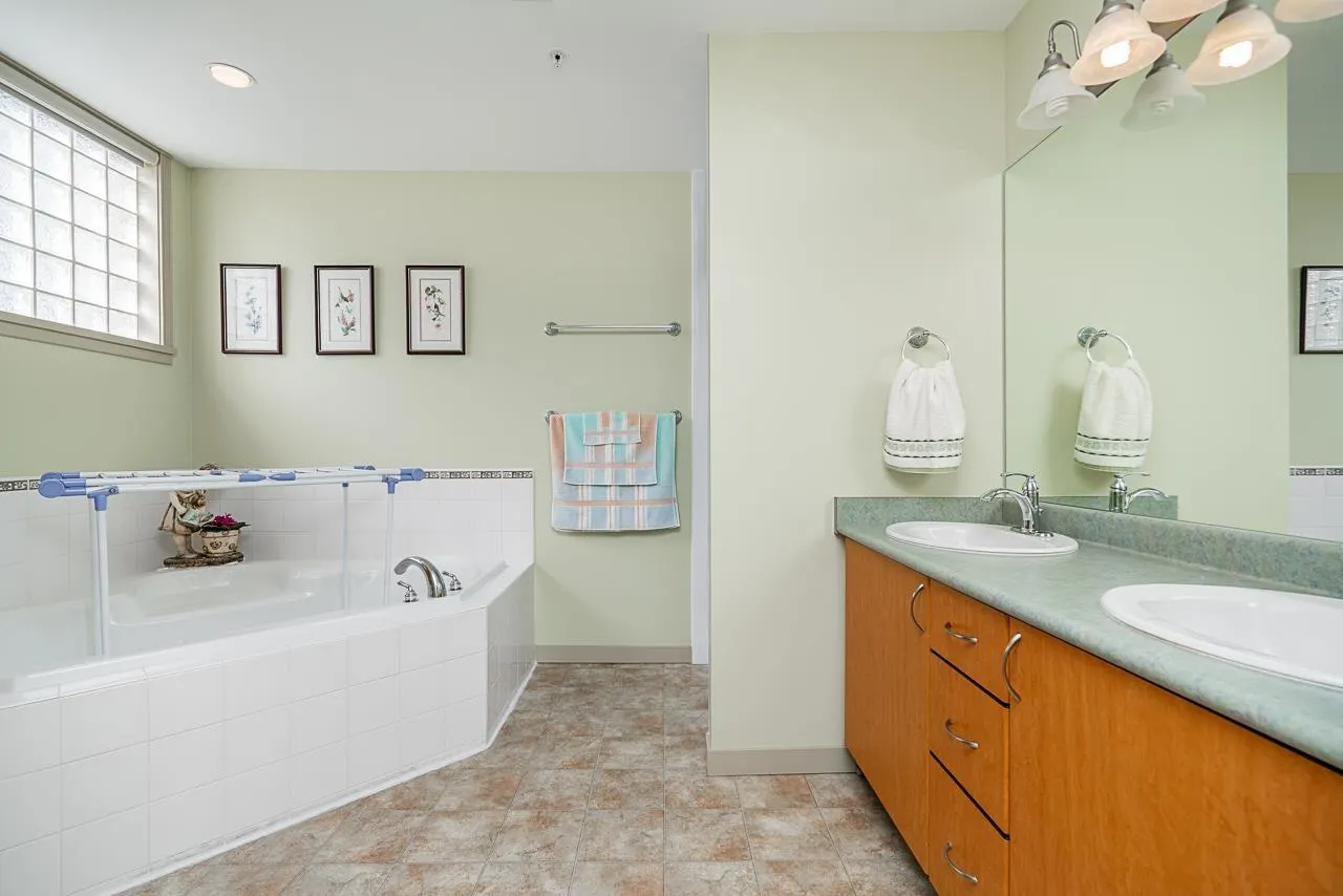 311 33485 SOUTH FRASER WAY