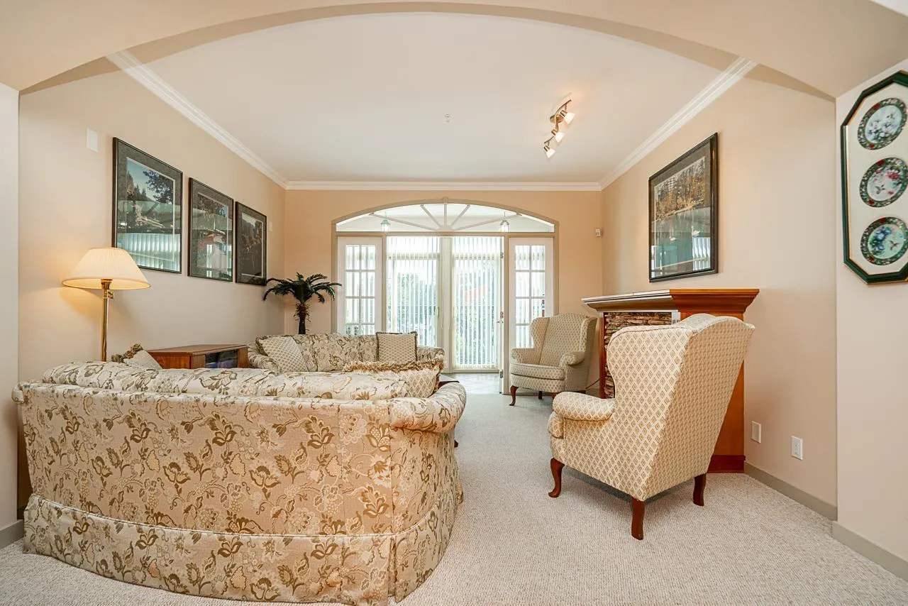 311 33485 SOUTH FRASER WAY