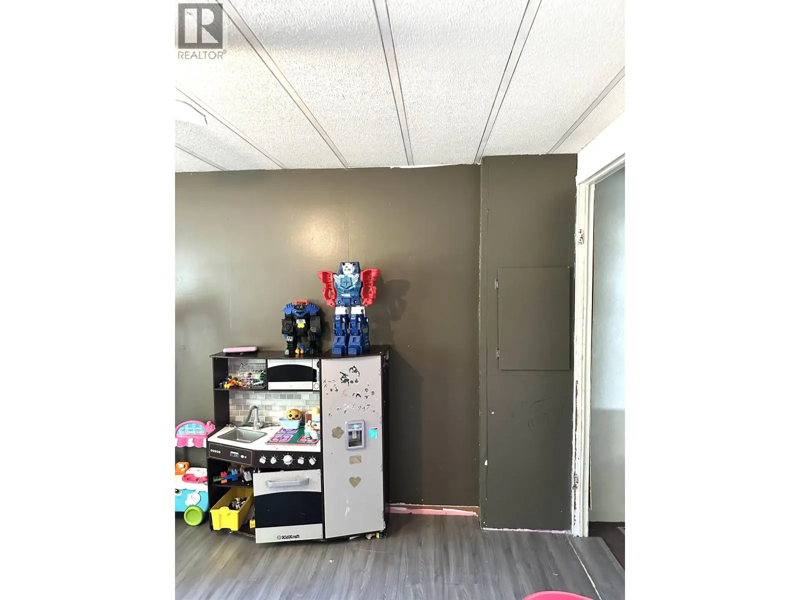2020 E KENWORTH ROAD
