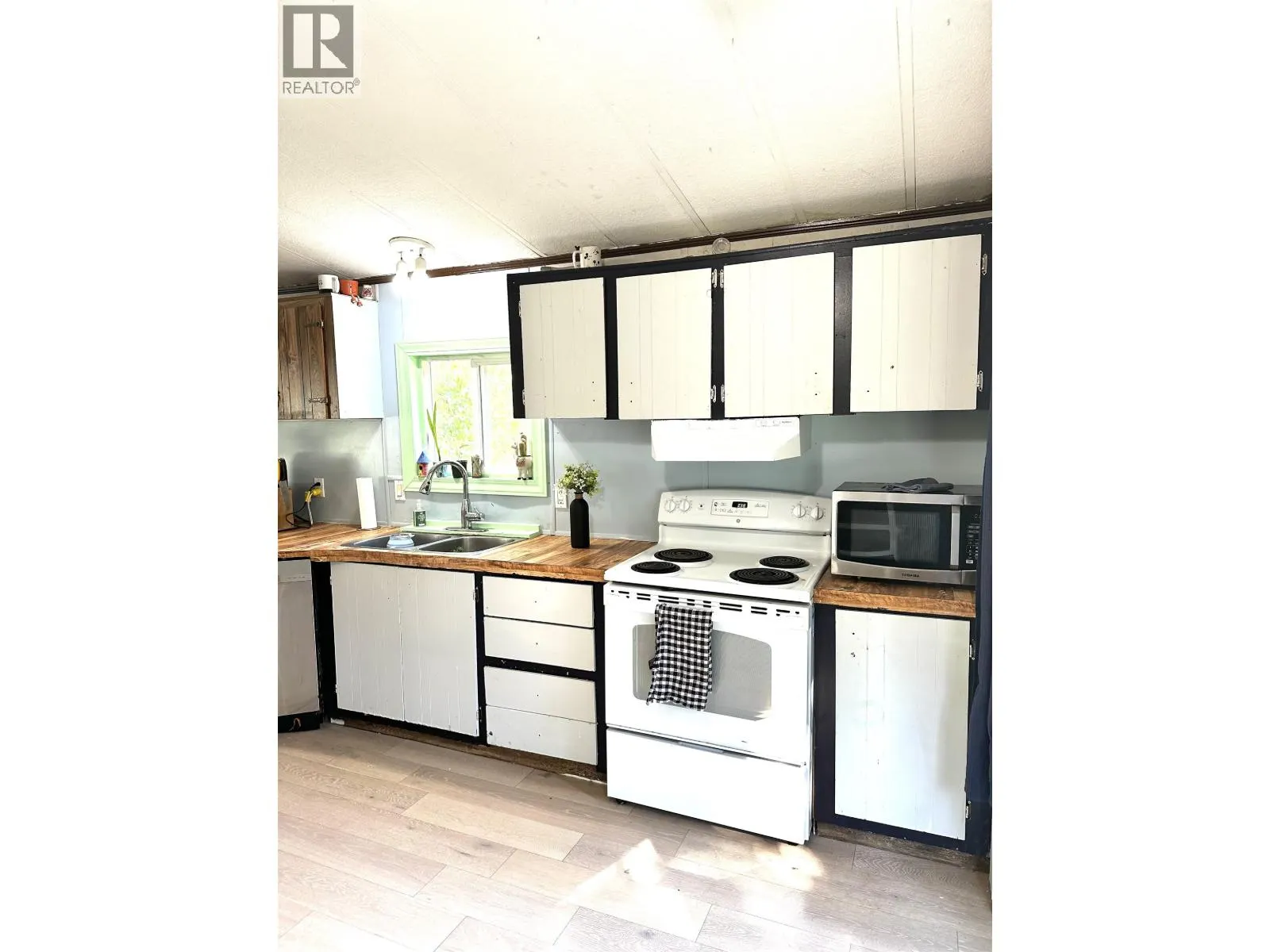 2020 E KENWORTH ROAD
