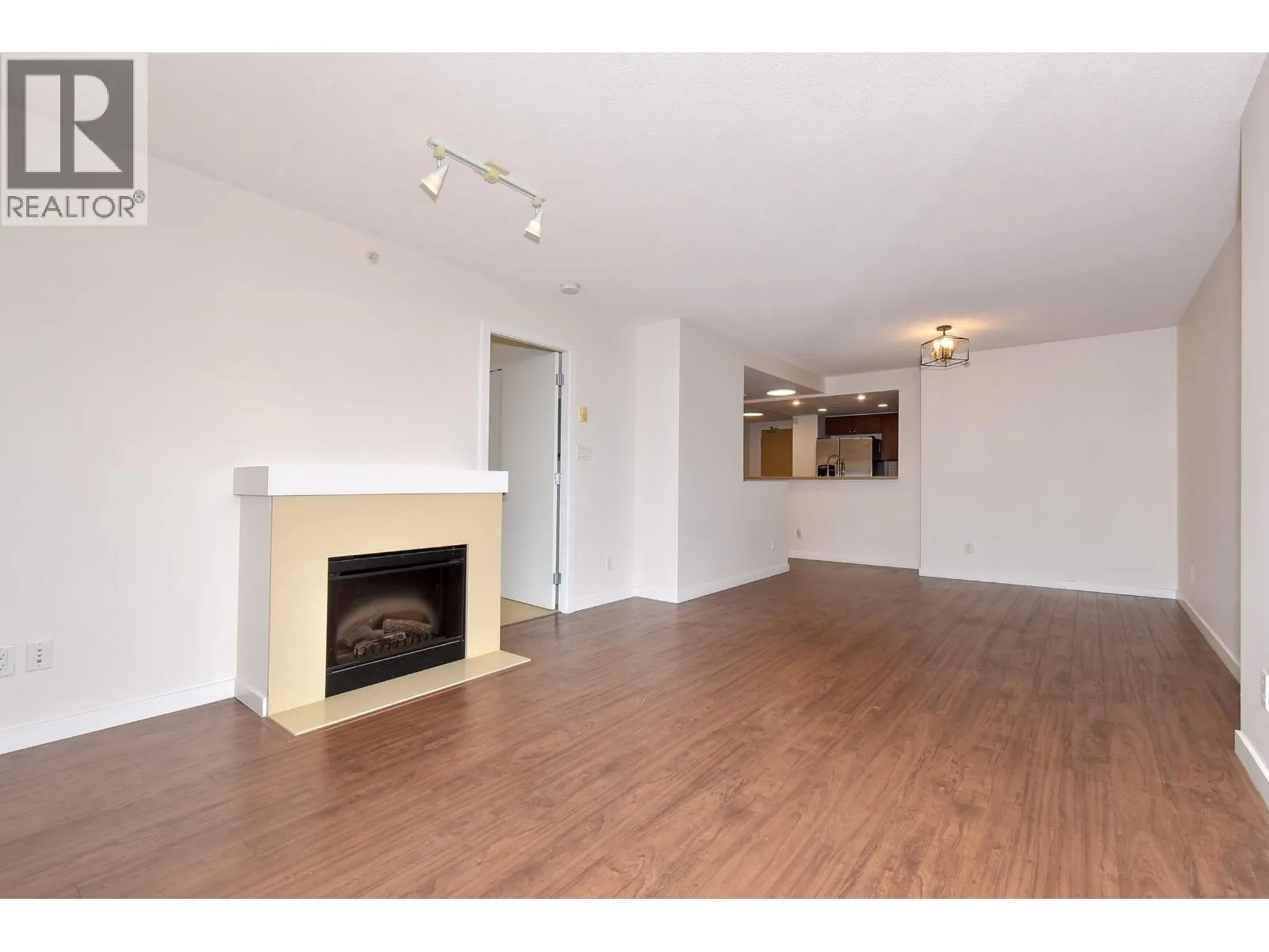 804 8120 LANSDOWNE ROAD