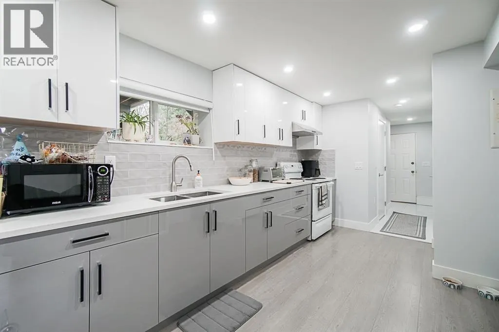 353 LAURENTIAN CRESCENT