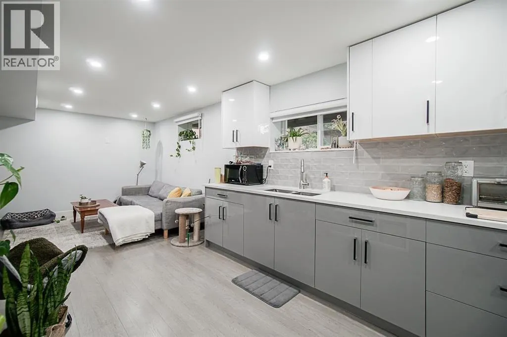 353 LAURENTIAN CRESCENT