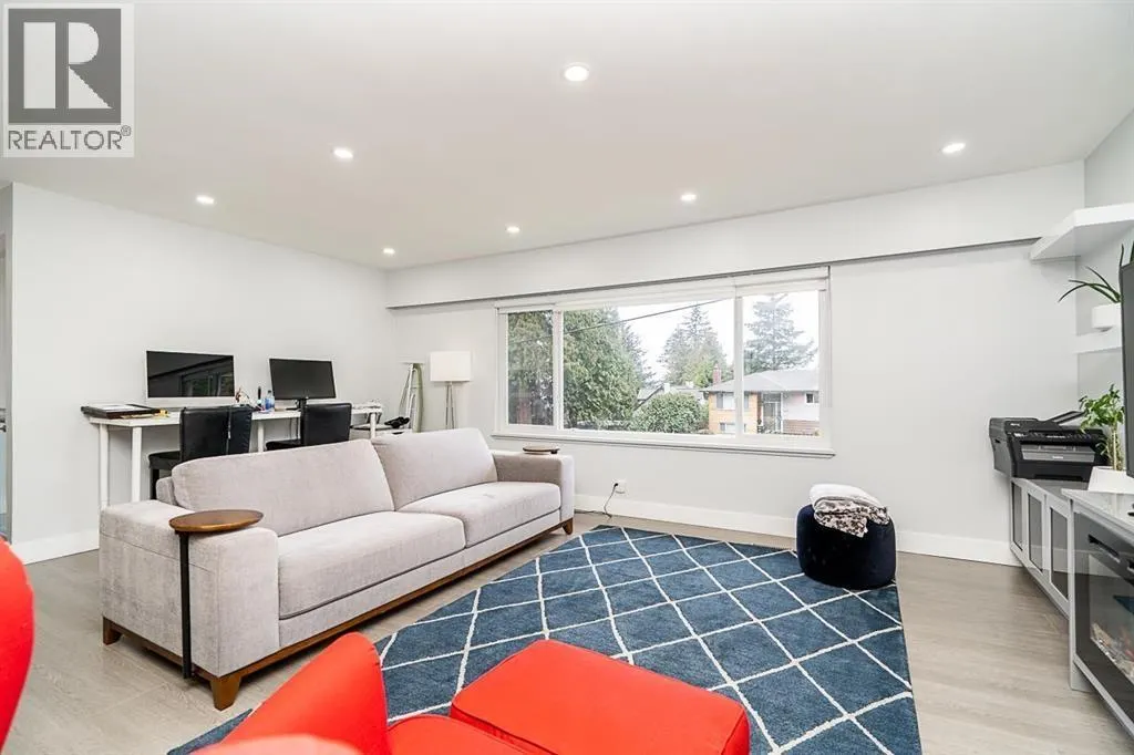 353 LAURENTIAN CRESCENT