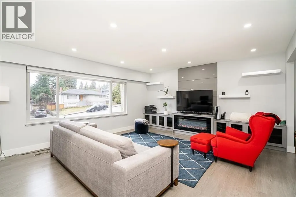 353 LAURENTIAN CRESCENT