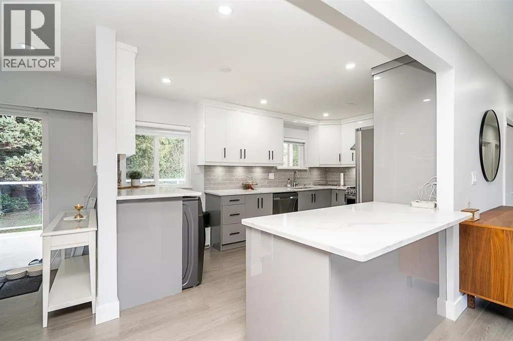353 LAURENTIAN CRESCENT