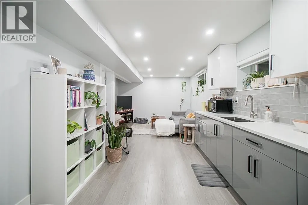 353 LAURENTIAN CRESCENT