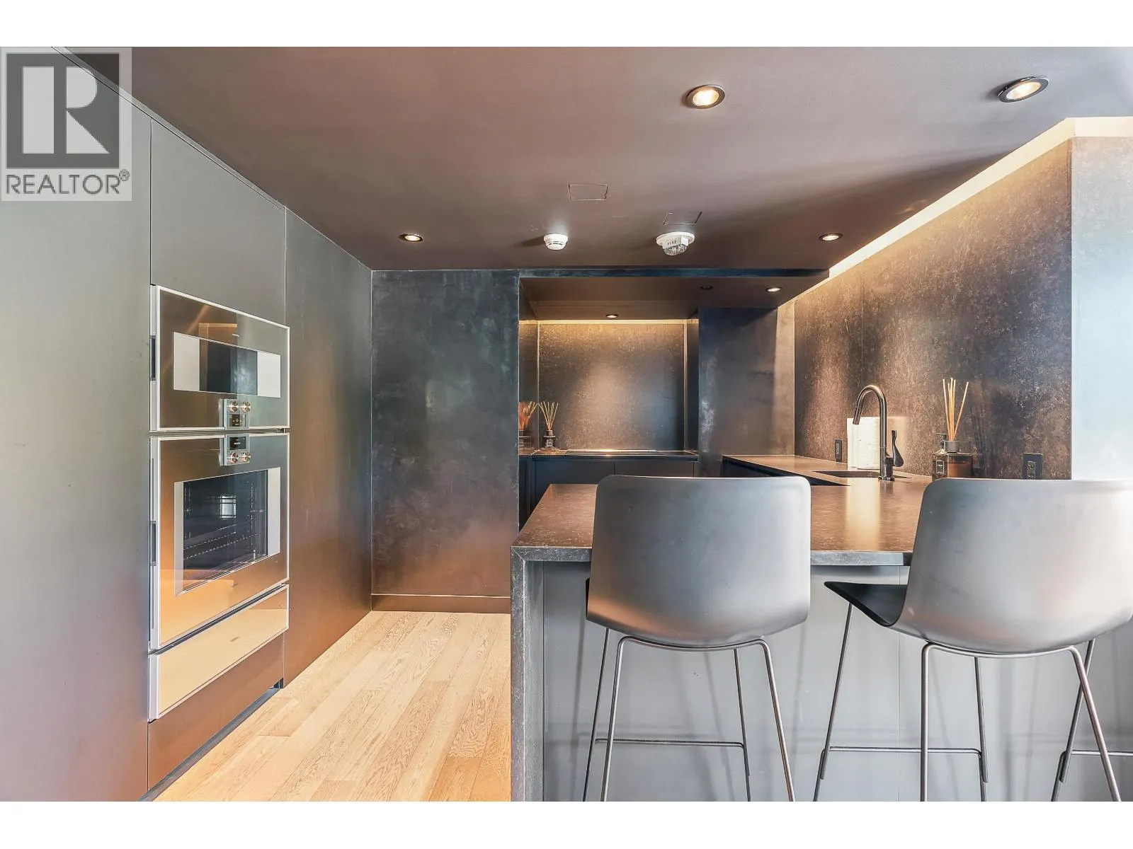2104 1482 ROBSON STREET