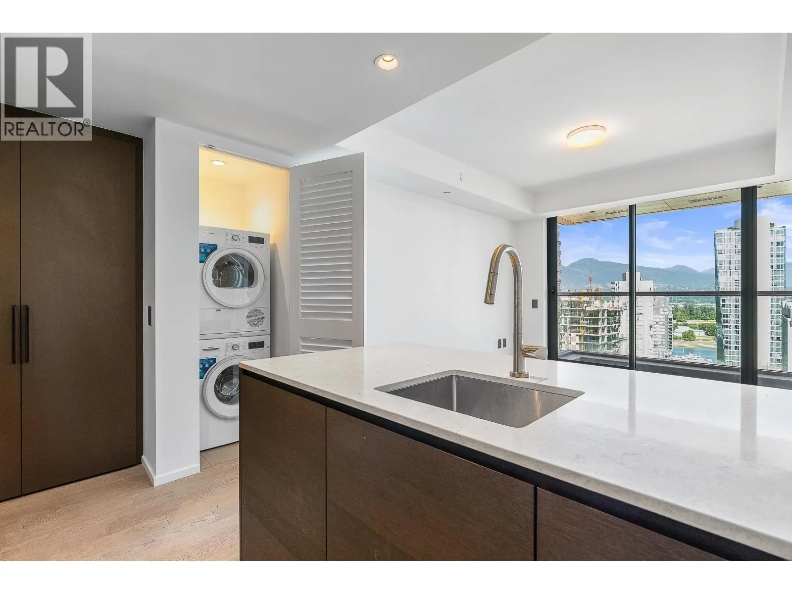 2104 1482 ROBSON STREET