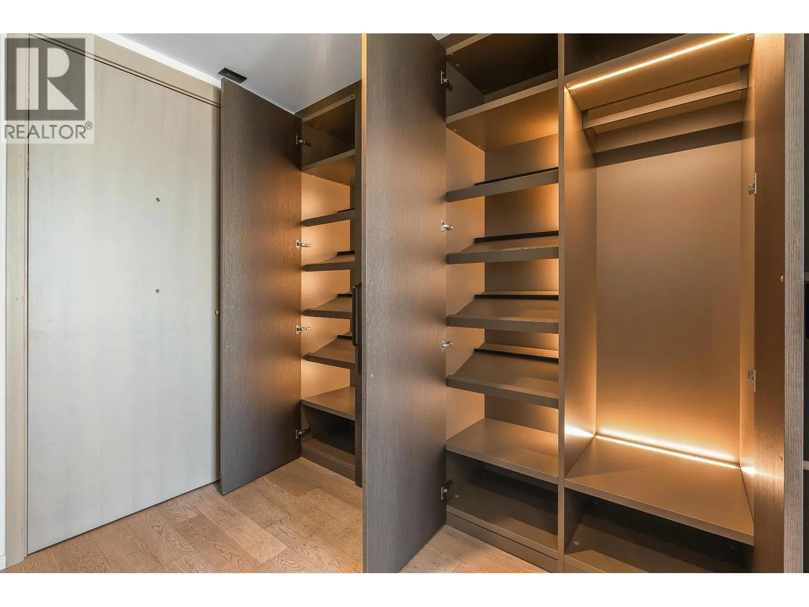 2104 1482 ROBSON STREET