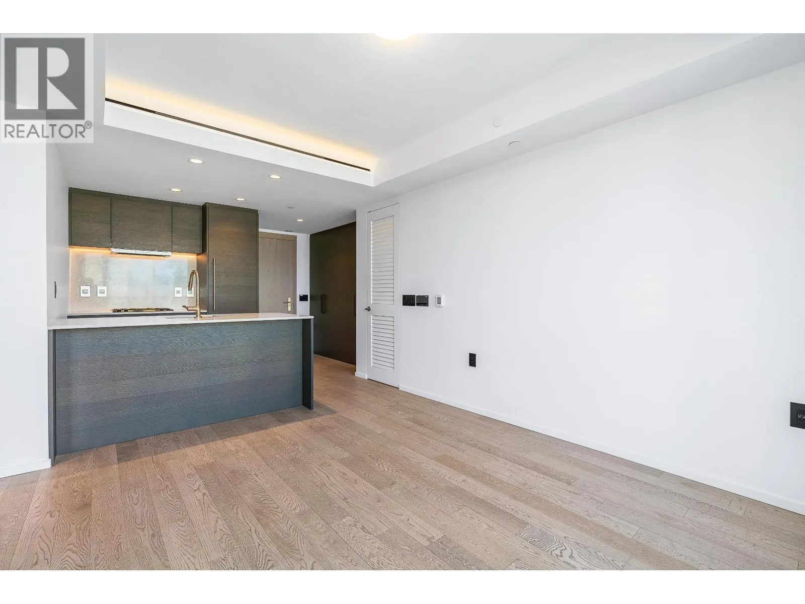 2104 1482 ROBSON STREET