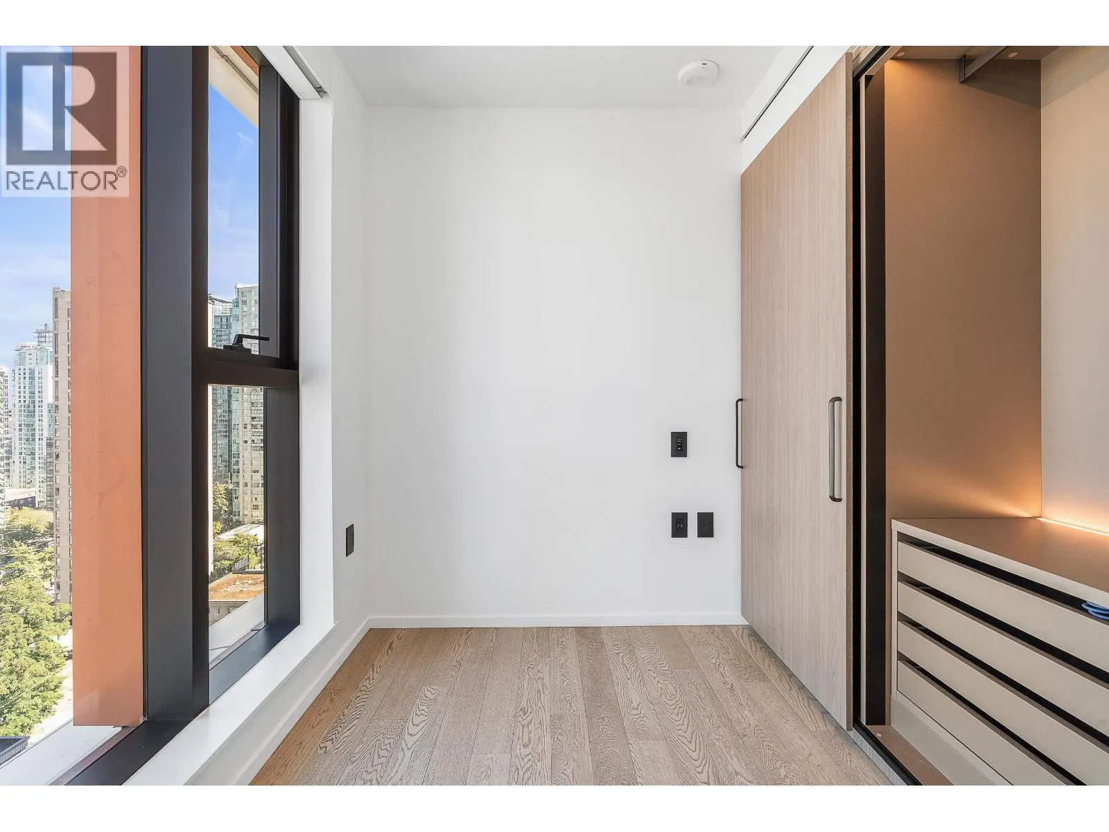 2104 1482 ROBSON STREET