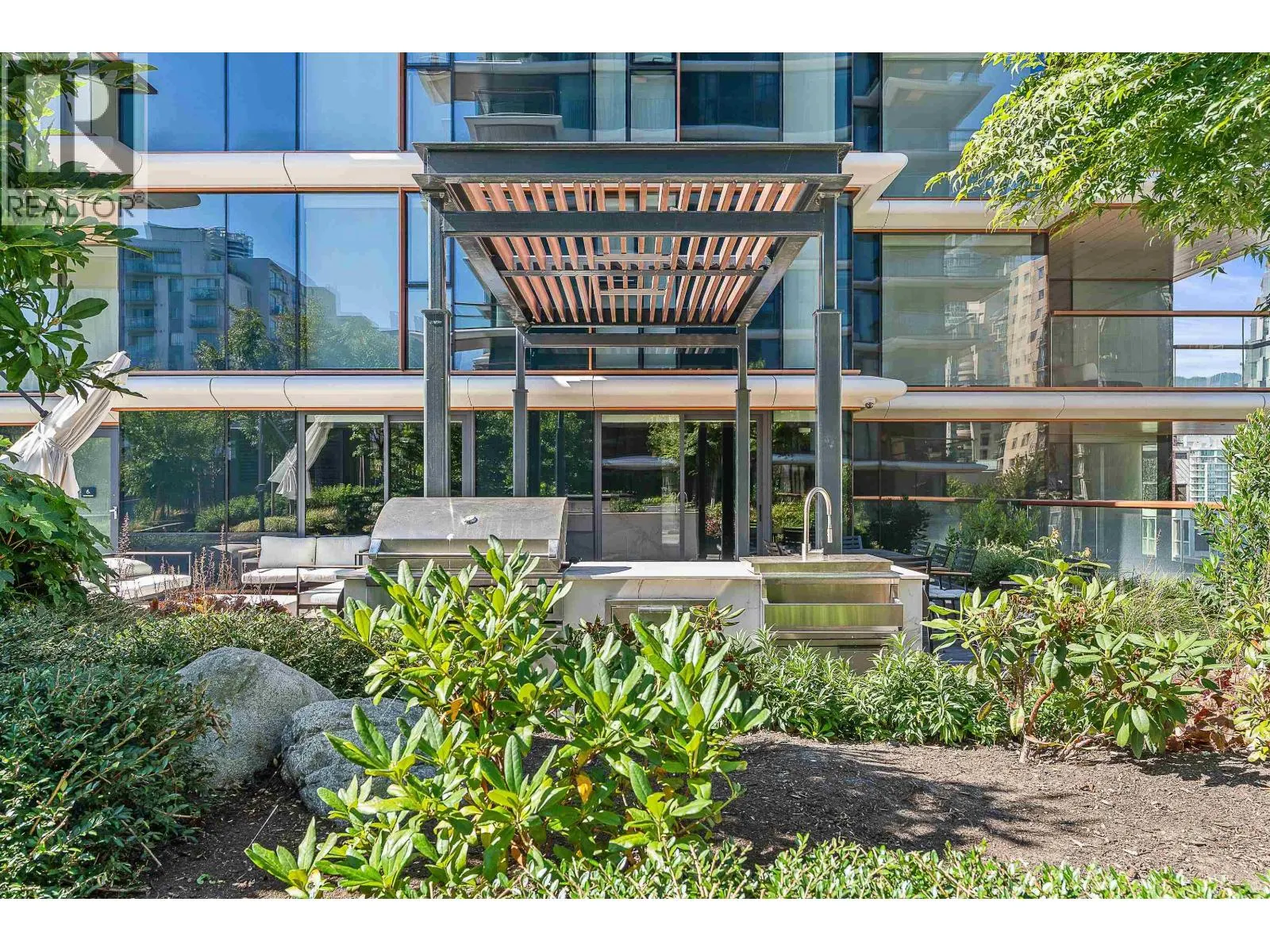 2104 1482 ROBSON STREET