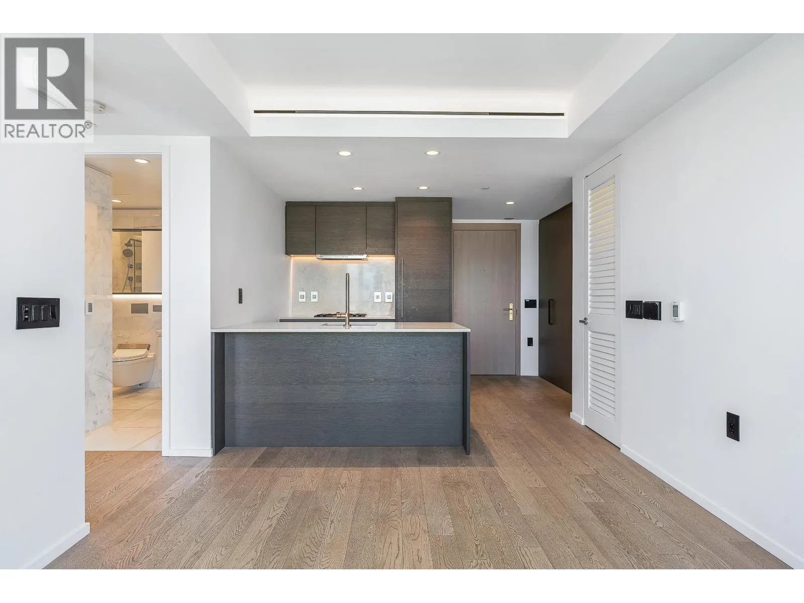 2104 1482 ROBSON STREET