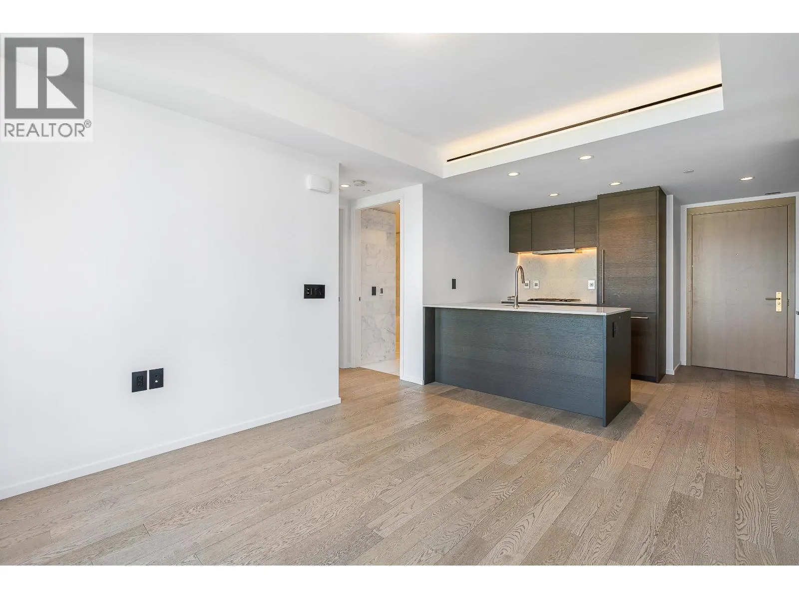 2104 1482 ROBSON STREET