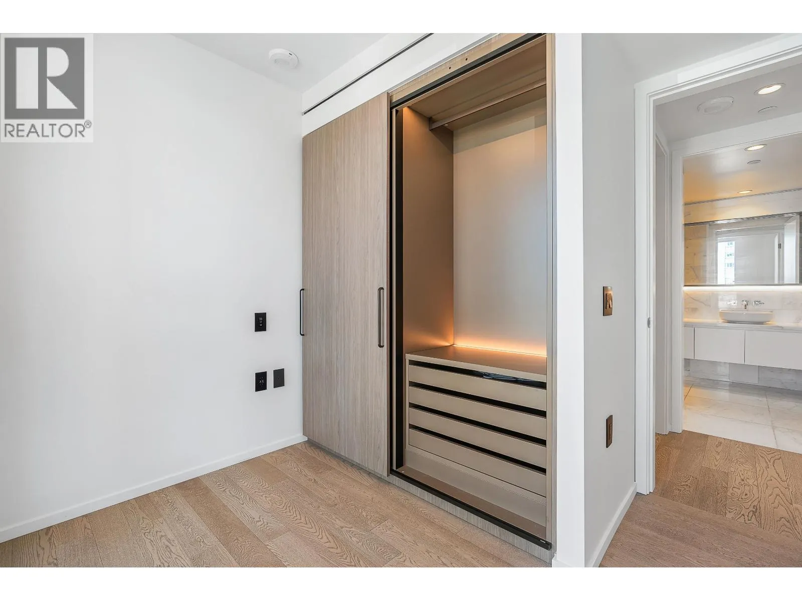 2104 1482 ROBSON STREET