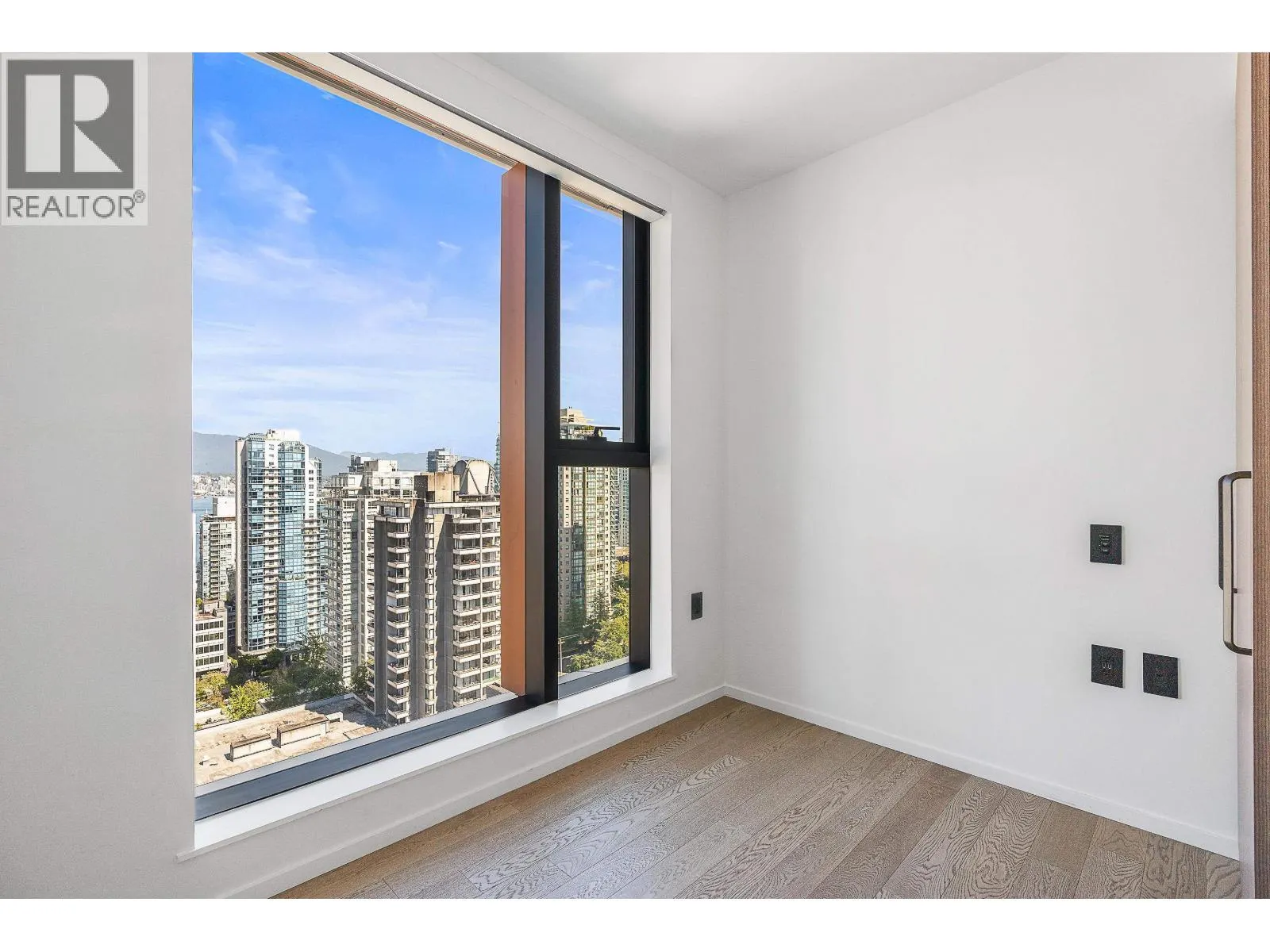 2104 1482 ROBSON STREET