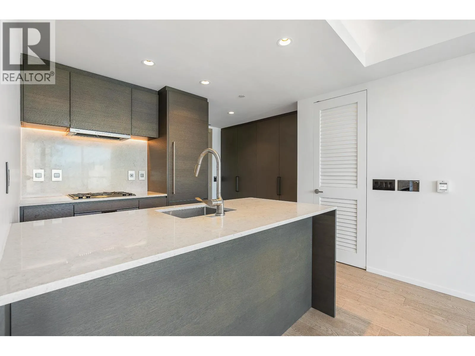 2104 1482 ROBSON STREET