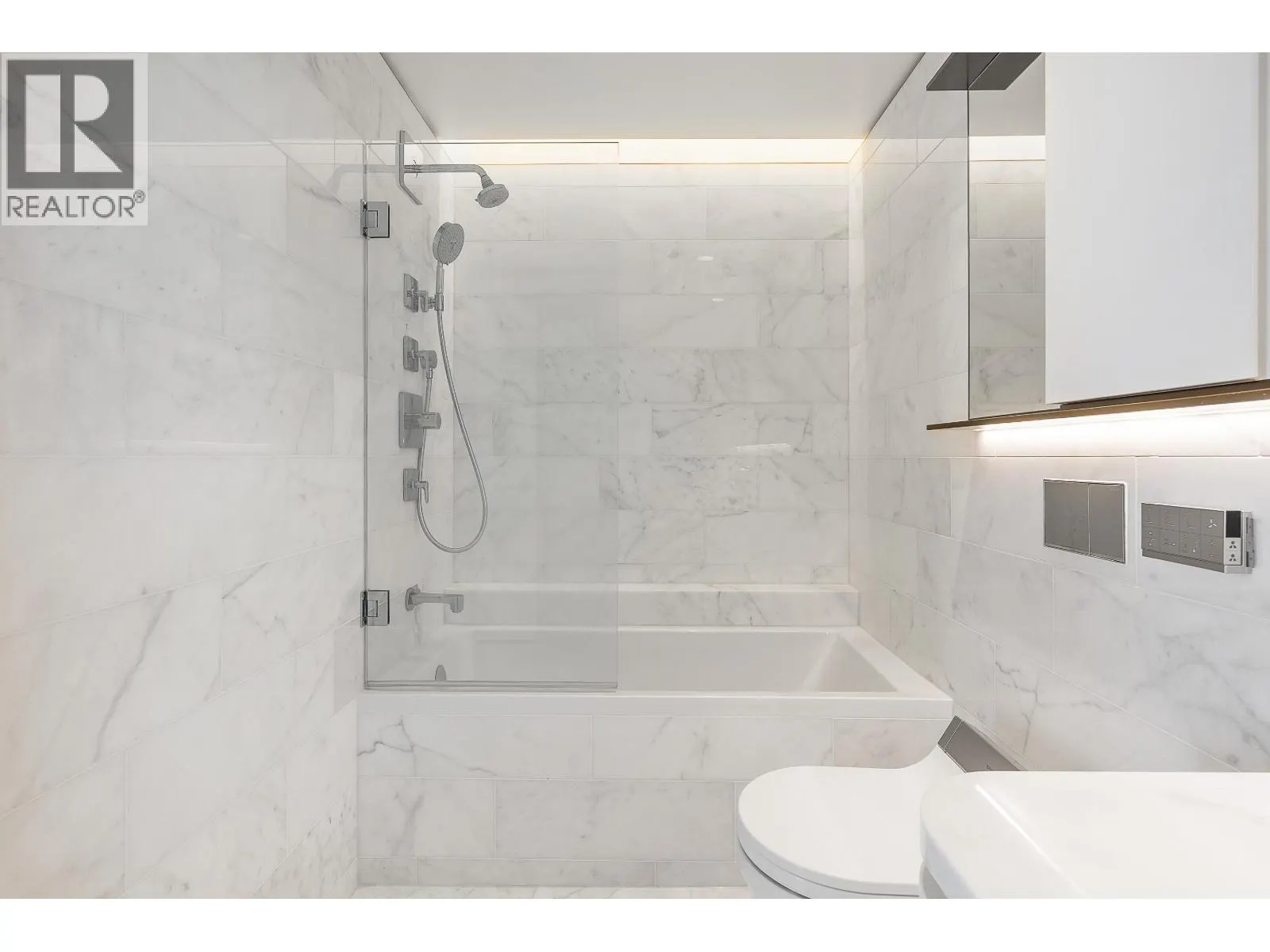 2104 1482 ROBSON STREET