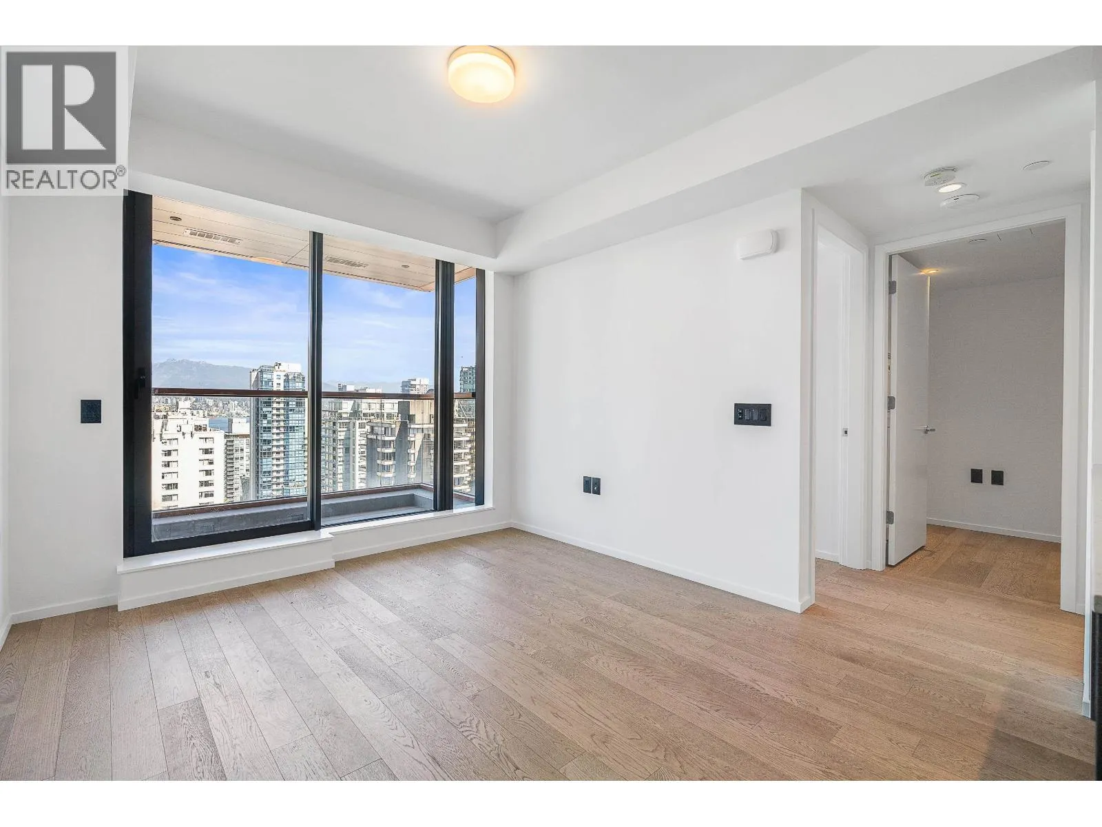2104 1482 ROBSON STREET