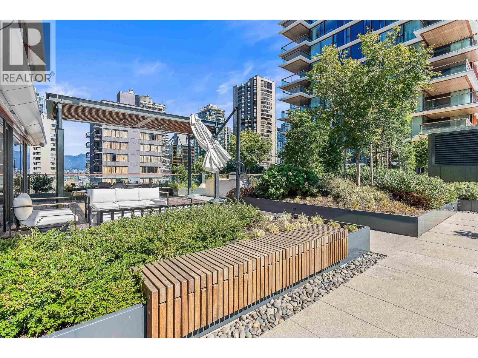 2104 1482 ROBSON STREET