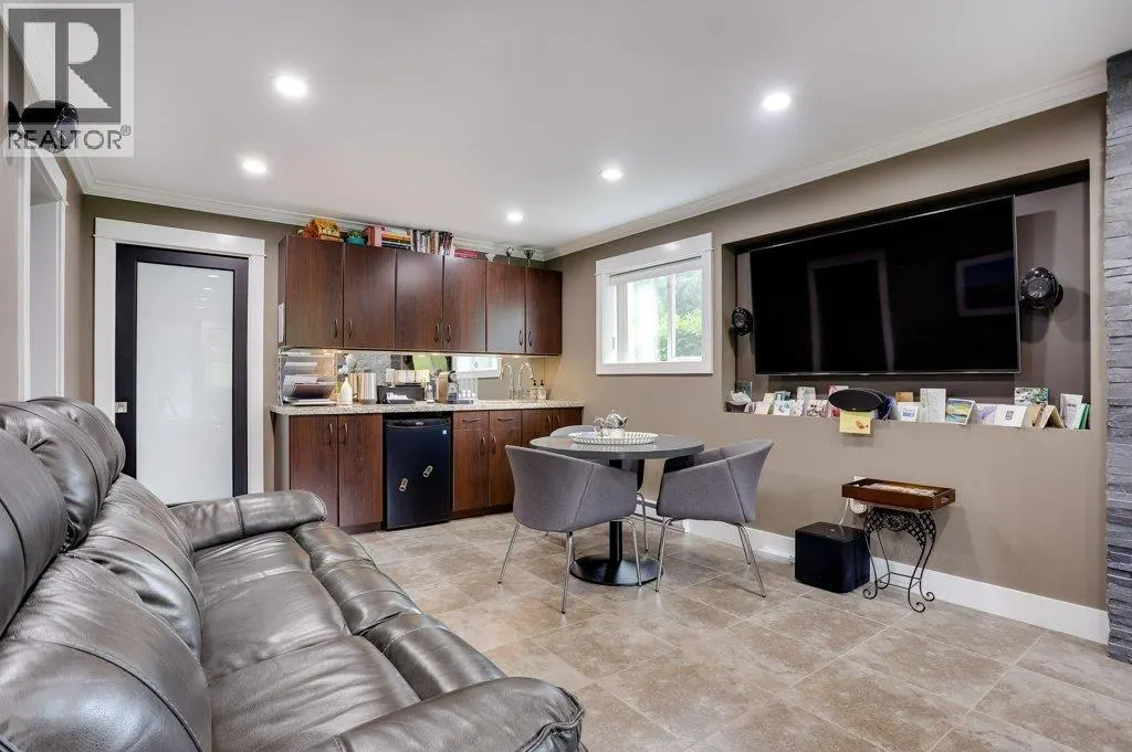 205 E 28TH STREET
