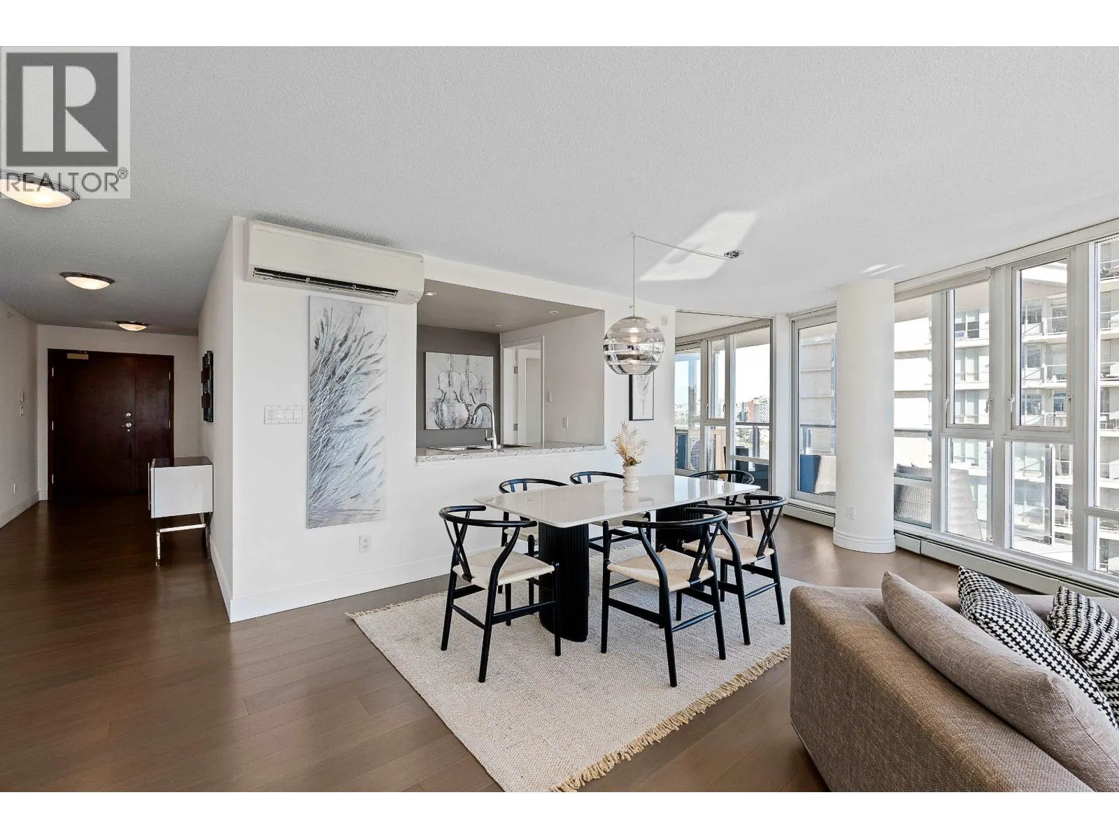 1202 1383 MARINASIDE CRESCENT