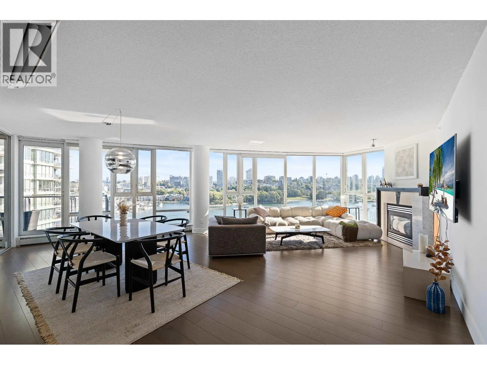1202 1383 MARINASIDE CRESCENT