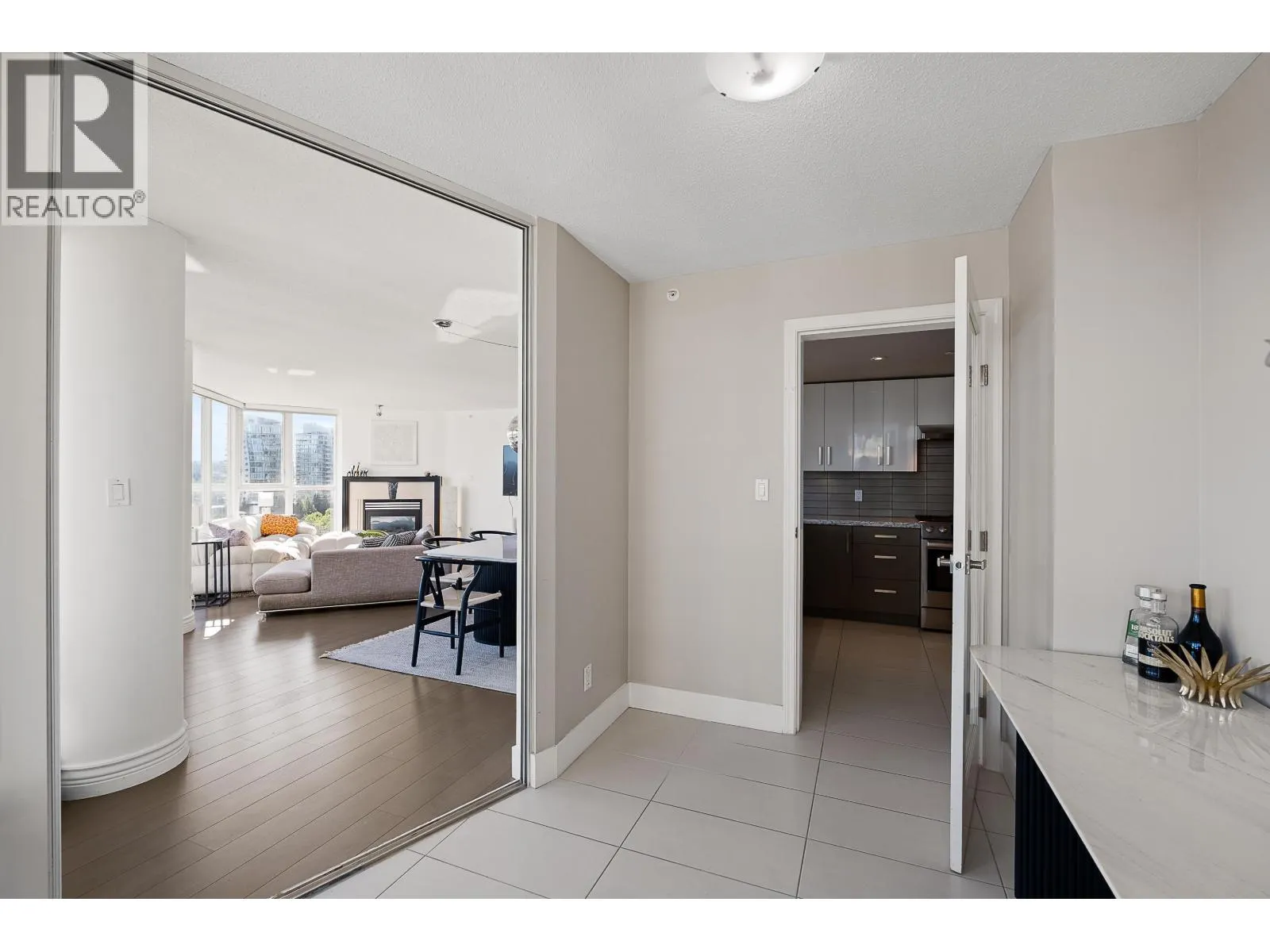 1202 1383 MARINASIDE CRESCENT