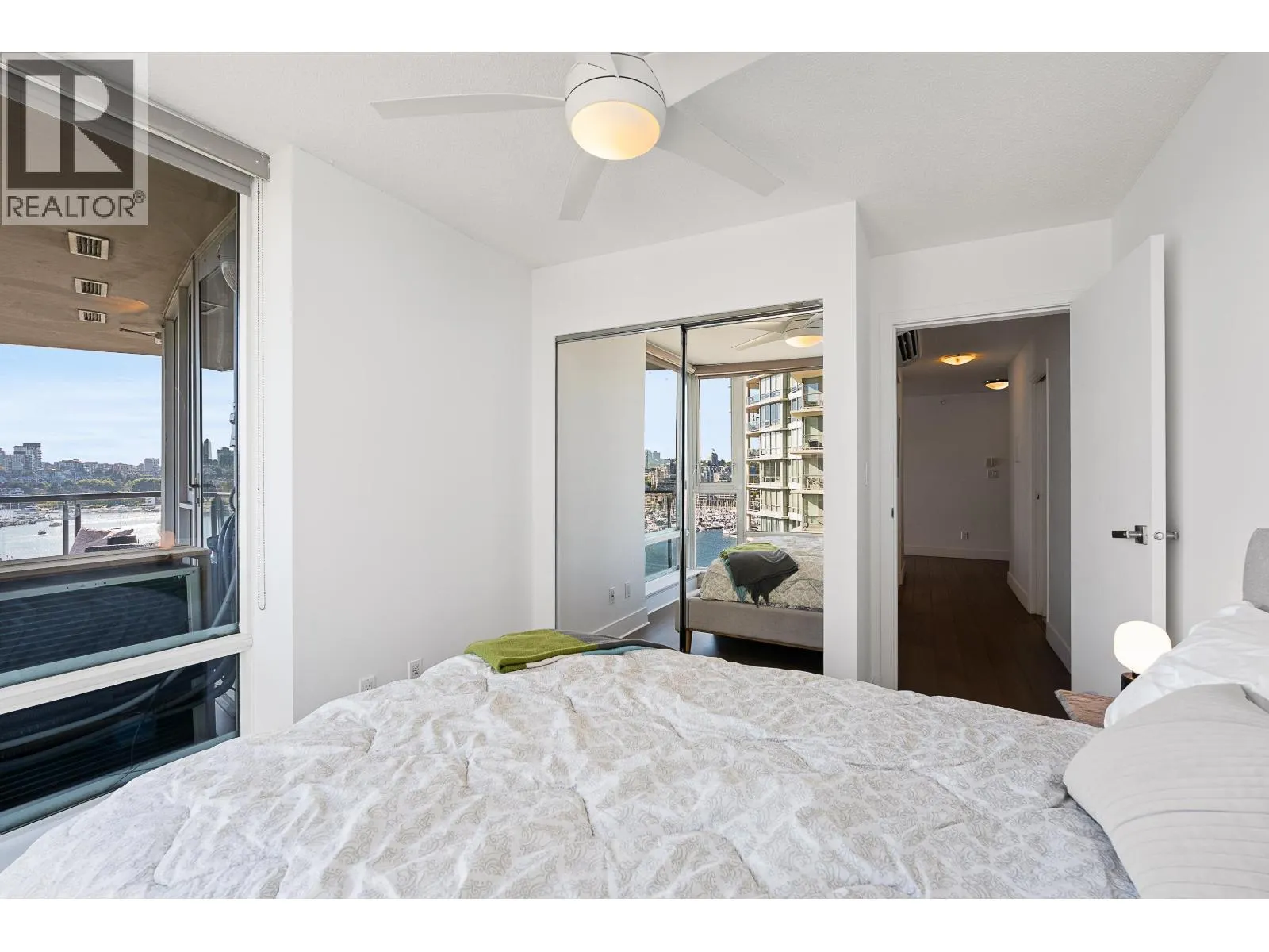 1202 1383 MARINASIDE CRESCENT