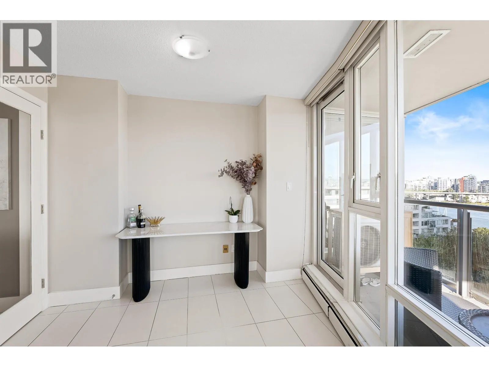 1202 1383 MARINASIDE CRESCENT