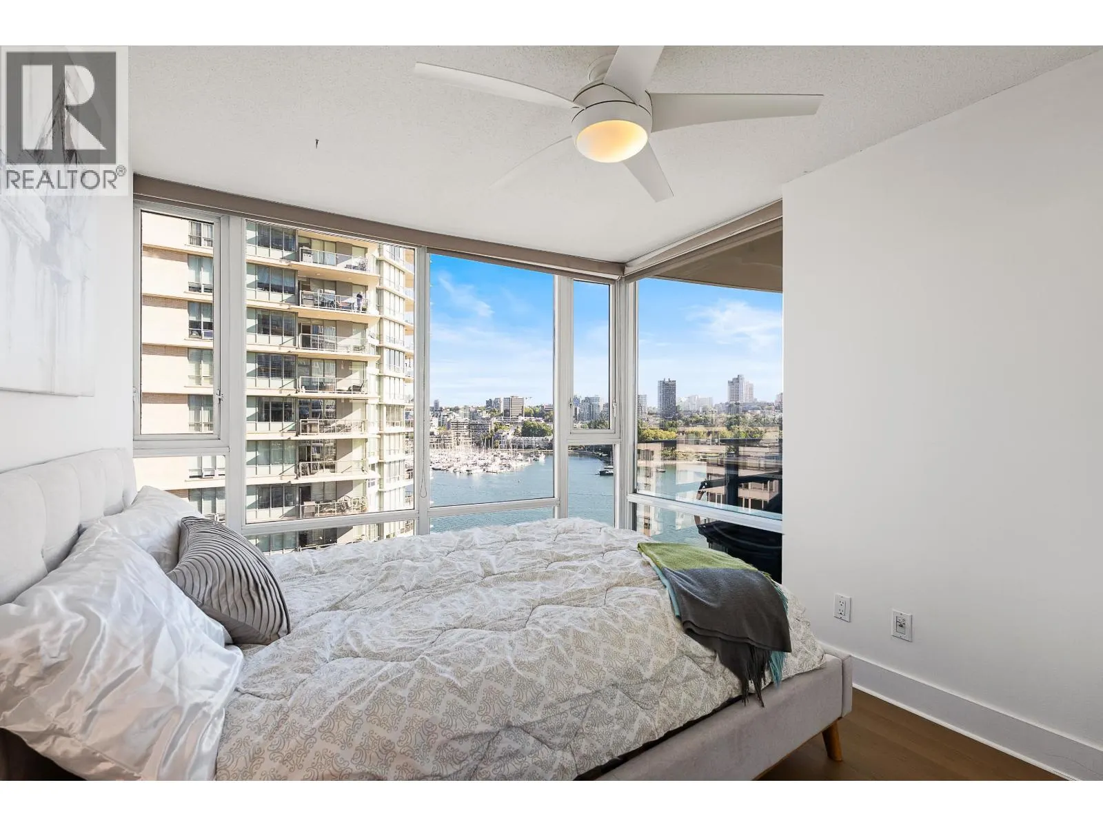 1202 1383 MARINASIDE CRESCENT