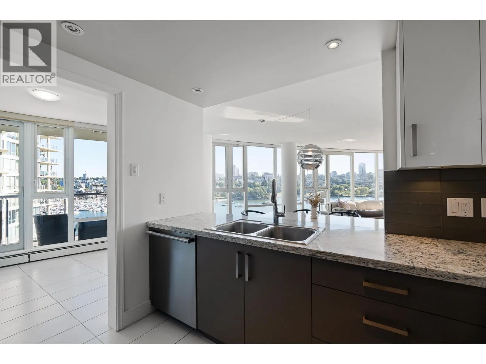 1202 1383 MARINASIDE CRESCENT