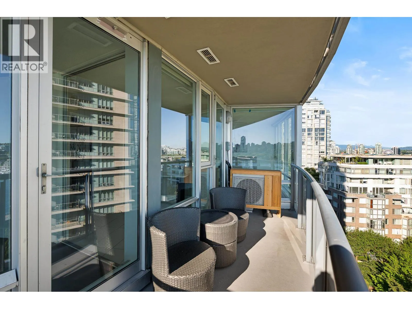 1202 1383 MARINASIDE CRESCENT