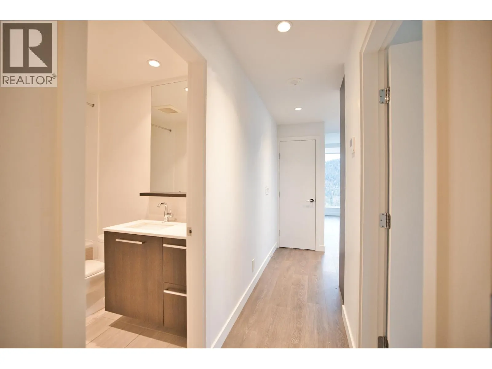1604 567 CLARKE ROAD