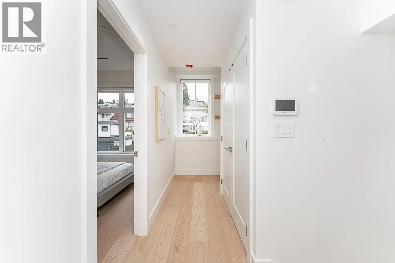 1 2837 OLIVER CRESCENT