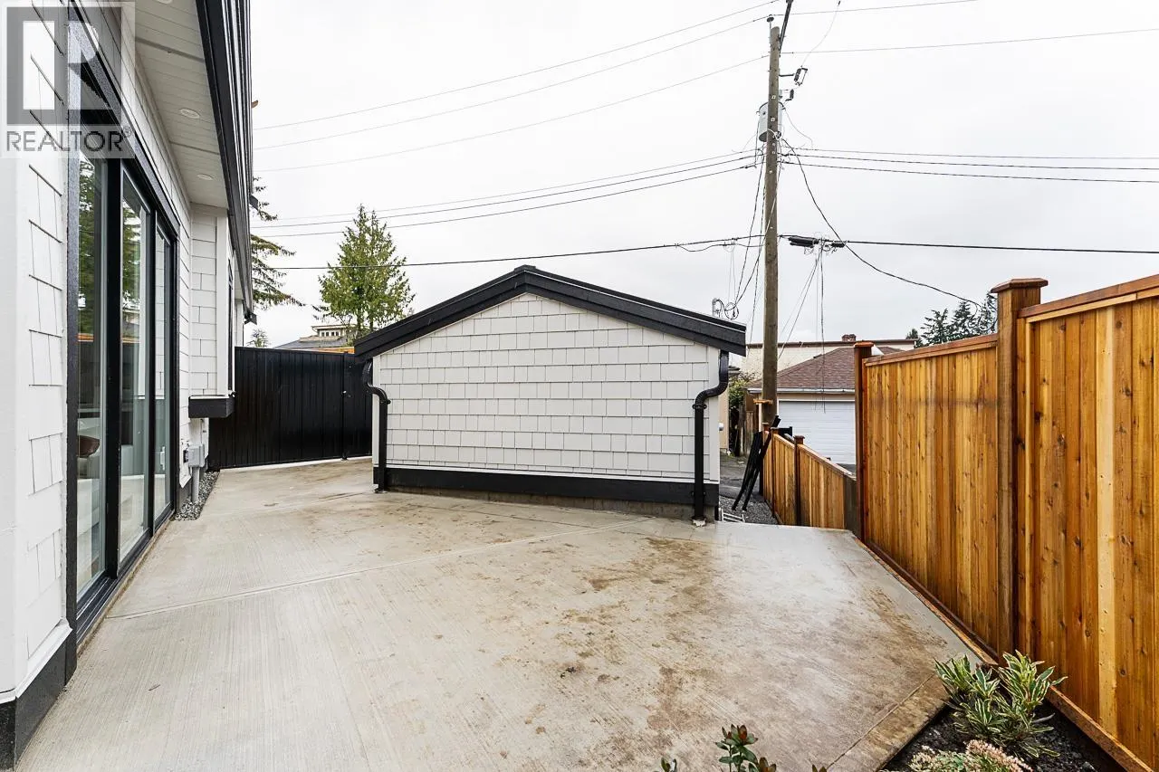 1 2837 OLIVER CRESCENT
