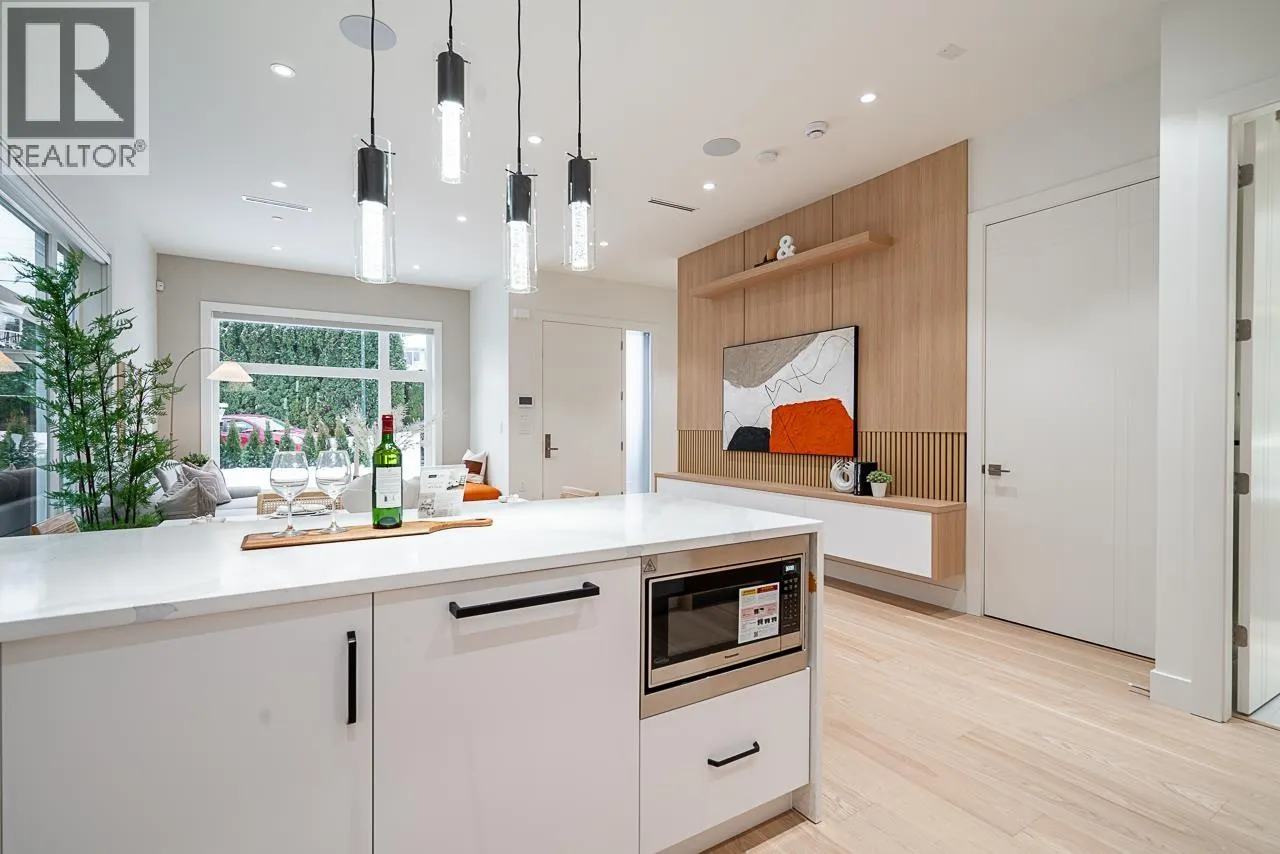 2833 OLIVER CRESCENT