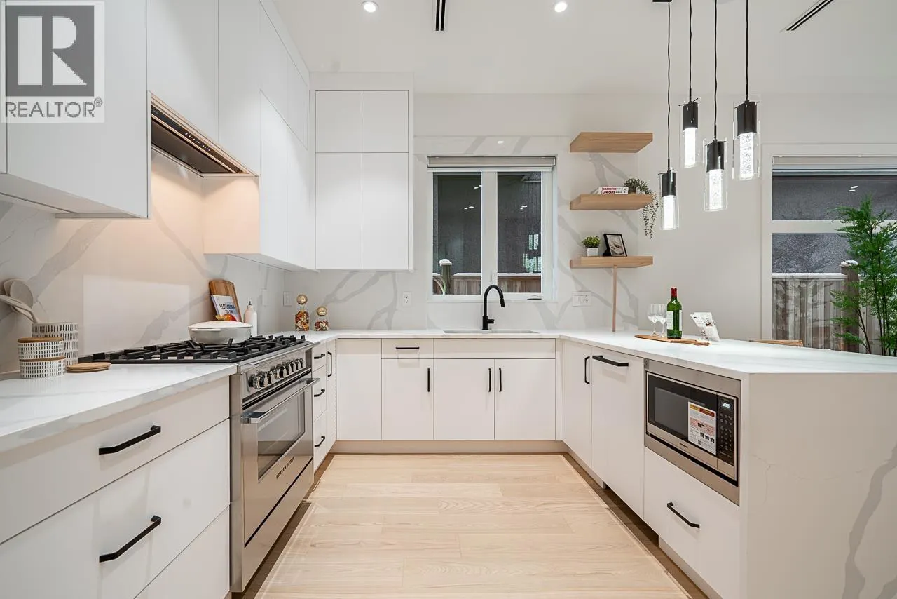 2833 OLIVER CRESCENT