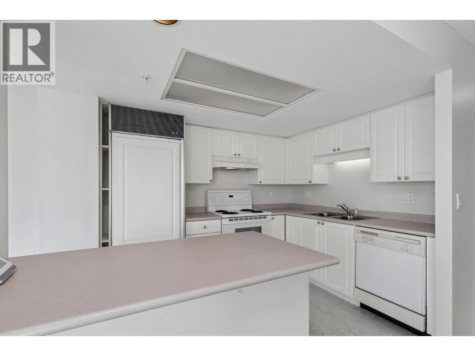 1605 739 PRINCESS STREET