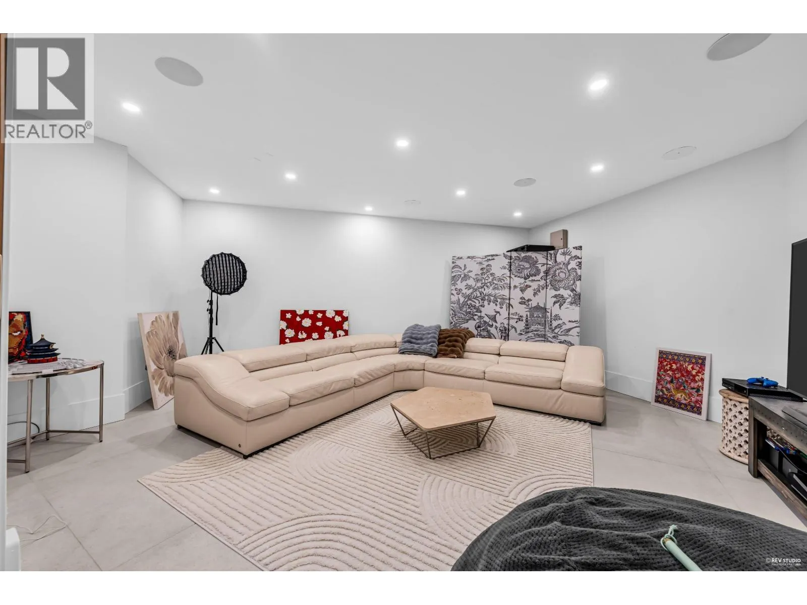 1075 BELVEDERE DRIVE