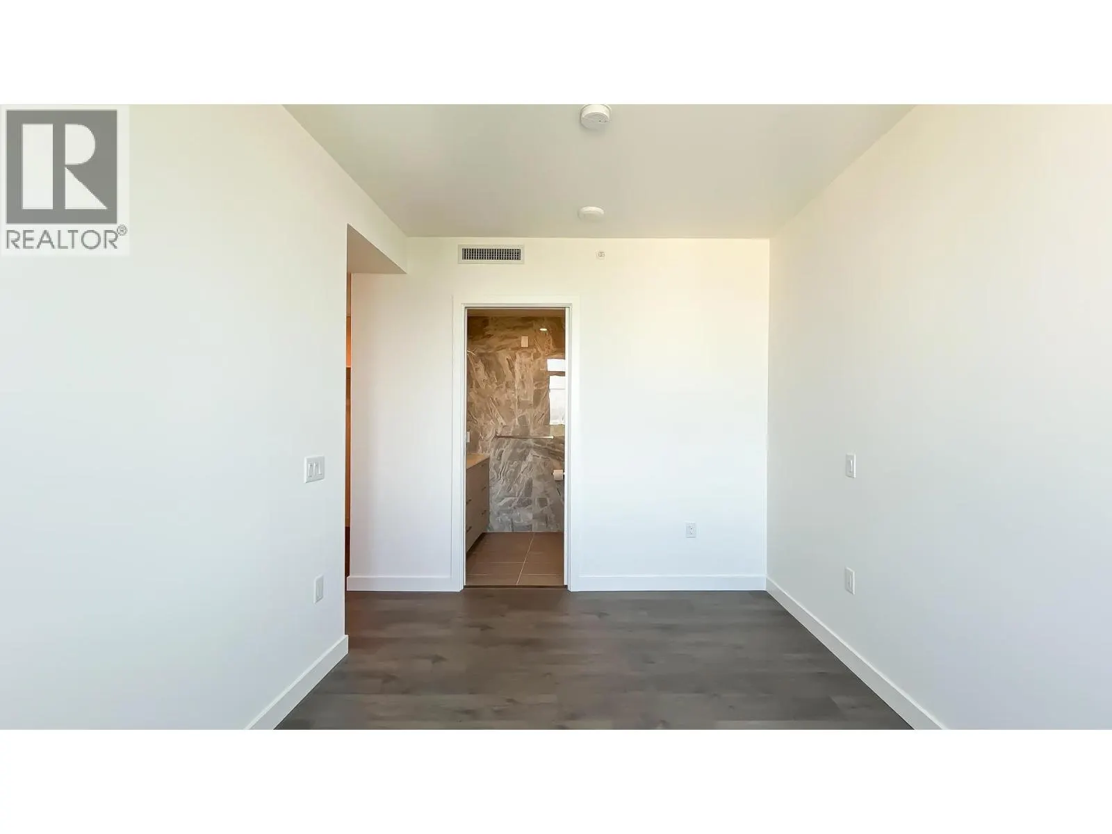 2406 6468 WILLINGDON AVENUE
