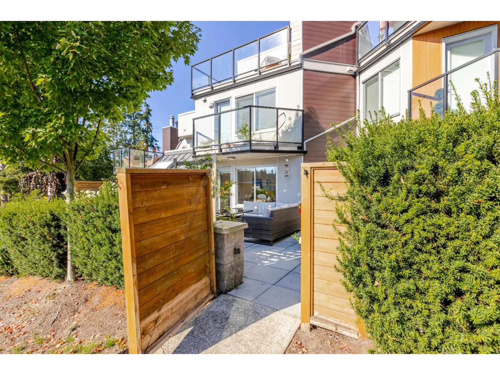 3 15989 MARINE DRIVE