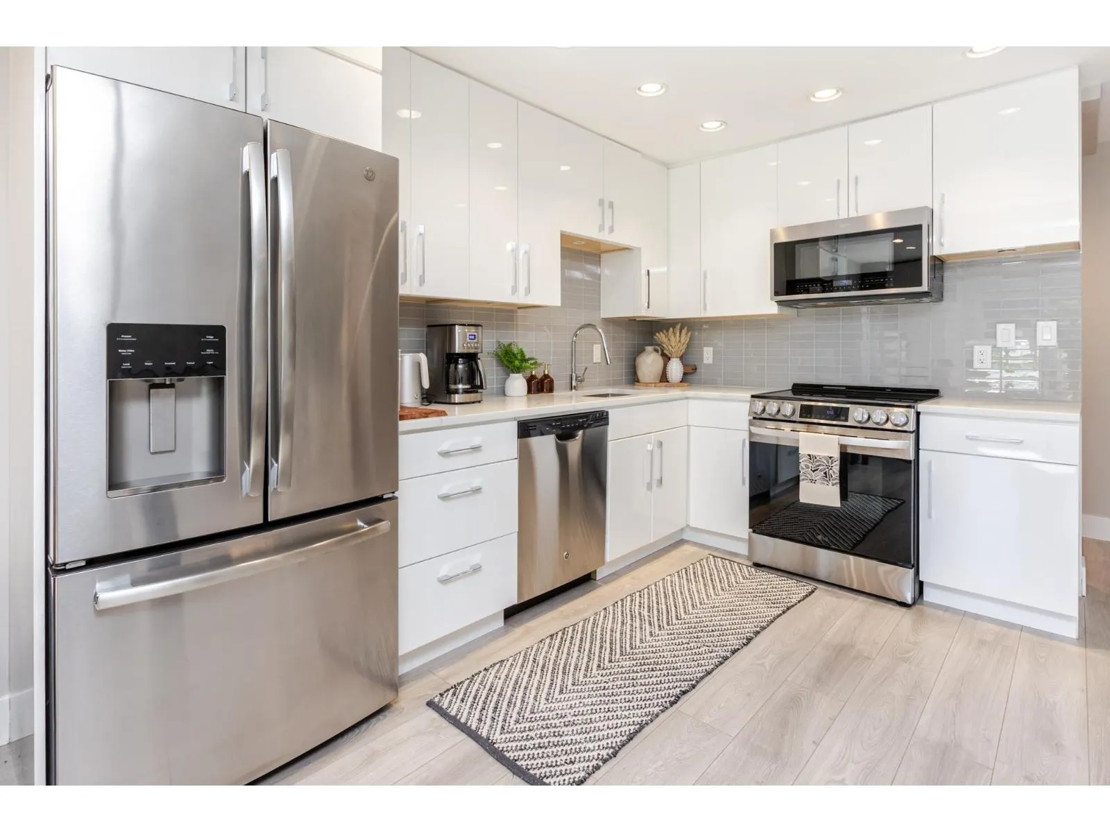 3 15989 MARINE DRIVE